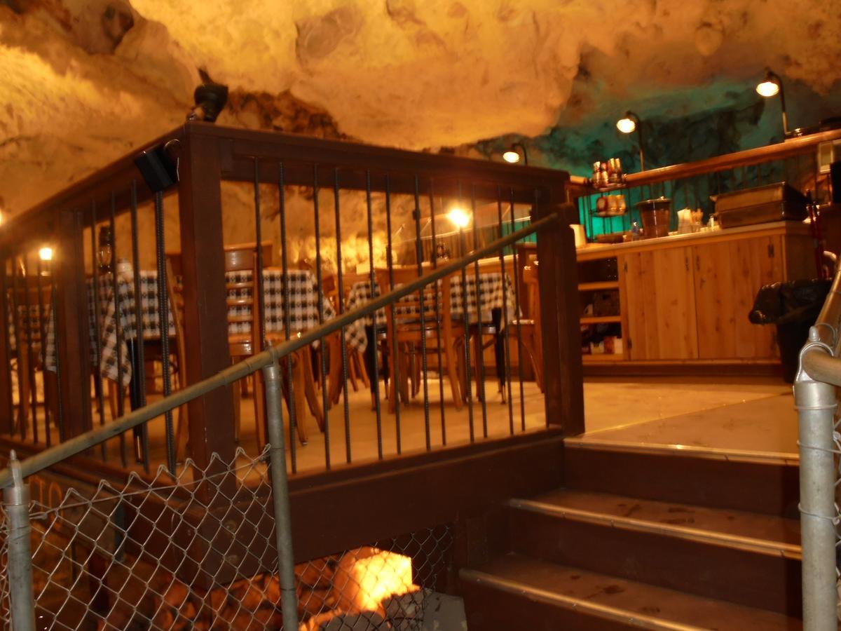Grand Canyon Caverns Inn Peach Springs Bagian luar foto