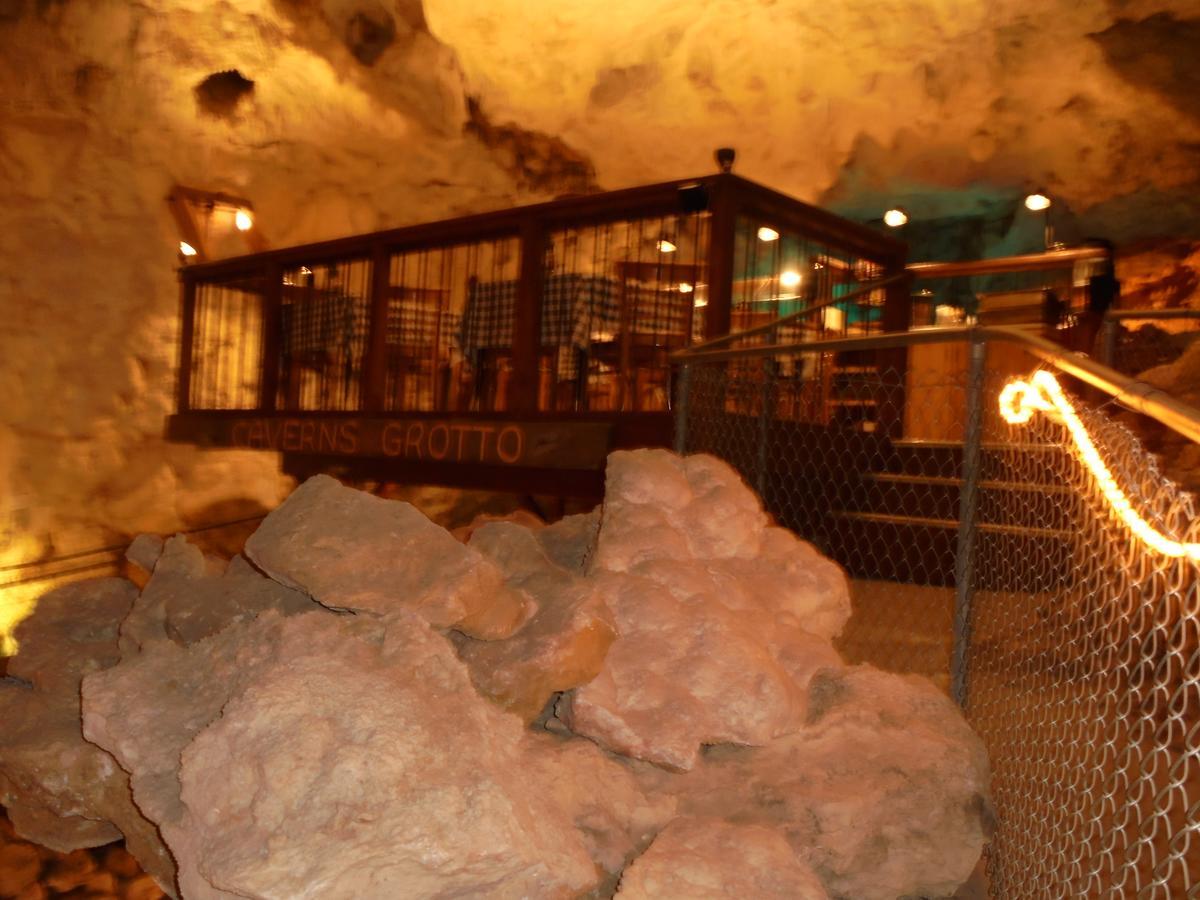 Grand Canyon Caverns Inn Peach Springs Bagian luar foto