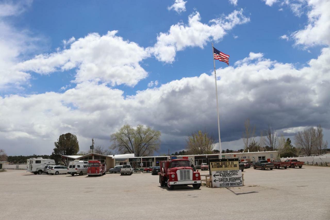 Grand Canyon Caverns Inn Peach Springs Bagian luar foto