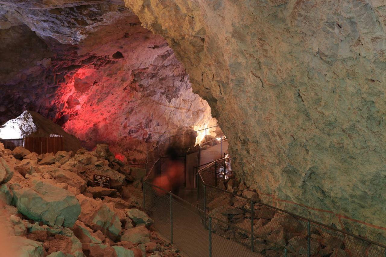 Grand Canyon Caverns Inn Peach Springs Bagian luar foto