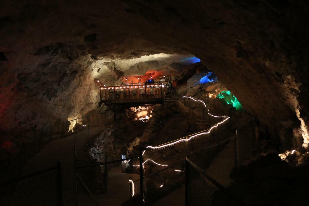 Grand Canyon Caverns Inn Peach Springs Bagian luar foto